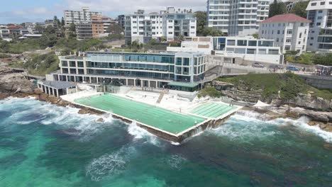 Aerial-View-Of-Swimming-Pool-In-Bondi---Oceanfront-Hotel-And-Buildings---Sydney,-NSW,-Australia