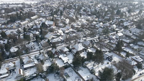 Fliegen-über-Die-Schöne-Schneebedeckte-Stadt-Im-Winter