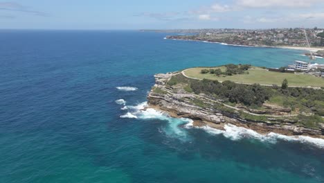 Bondi-Bay-With-Mackenzies-Point-At-Marks-Park-Near-Tamarama-Point-In-New-South-Wales,-Australia