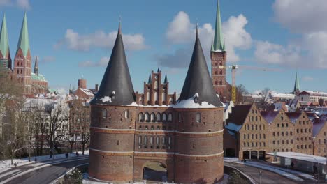 Luftbild-Vom-Holstentor-In-Lübeck-Nach-Schneefall