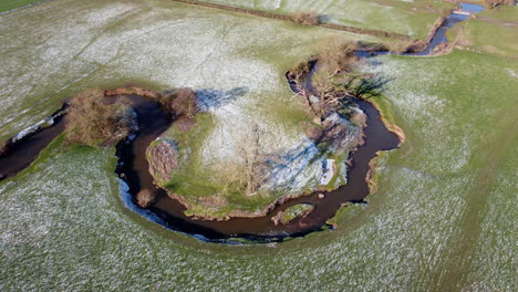Eine-Luftaufnahme-Des-Gewundenen-Flusspfeils,-Der-An-Einem-Sonnigen,-Frostigen-Wintermorgen-Durch-Felder-In-Warwickshire,-England,-Läuft