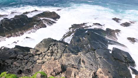 Wellen,-Die-Gegen-Eine-Felsige-Küste-Schlagen