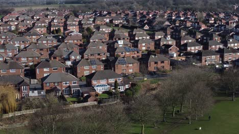 Vorort-Yorkshire-Wohnhäuser-Dächer-Immobilien-Eigentum-Antenne-Niedrige-Orbit-Rechte-Ansicht