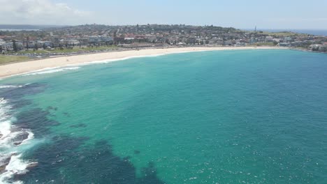 Sweeping-Bay-With-White-Sand-Crescent-At-Bondi-Beach-In-Sydney,-New-South-Wales,-Australia