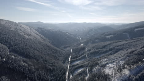 Luftaufnahme-Der-Malerischen-Winterlichen-Alpinen-Berglandschaft,-Des-Unberührten-Tals-Und-Der-Schneebedeckten-Bäume