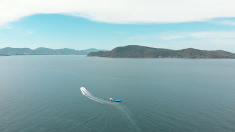 Ein-Motorboot,-Das-In-Richtung-Koralleninsel,-Thailand,-Brüllt