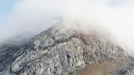 Nebel-Und-Wolken-Bewegen-Sich-über-Eine-Felsige-Klippe-Und-Einen-Berggipfel