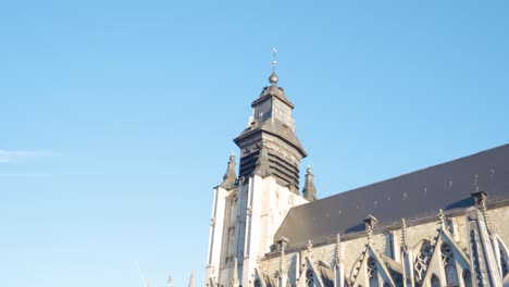 Antigua-Iglesia-Católica-Romana-Medieval-De-Nuestra-Bendita-Señora-De-Sablon-En-Bruselas,-Bélgica-Con-La-Luz-Del-Sol-Brillando-Sobre-Ella-En-Un-Día-Cálido-Y-Soleado