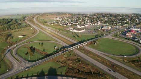 Verkehrsknotenpunkt-Oder-Autobahnkleeblatt-Steuert-Die-Ein--Und-Ausfahrt-Zur-Autobahn