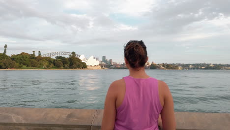 Ethnische-Frau-Mit-Blick-Auf-Das-Sydney-Opera-House-Und-Die-Harbour-Bridge-In-Australien---Nahaufnahme,-Rückansicht