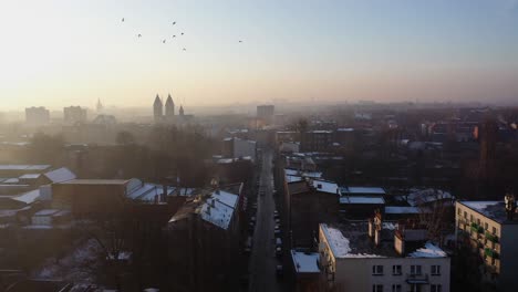Luftaufnahme-über-Die-Europäische-Stadt-Mit-Giftigem-Smog-Und-Luftverschmutzung