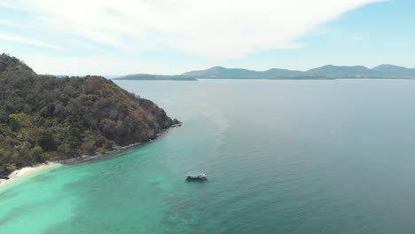 Malerischer-Südöstlicher-Paradiesischer-Blick-Auf-Die-Küstenlandschaft-Von-Koh-Hey,-Thailand---Luftaufnahme-Mit-Hoher-Umlaufbahn