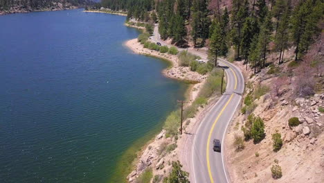 Camino-Sinuoso-A-Lo-Largo-De-La-Orilla-Del-Lago-Big-Bear-Lake,-California