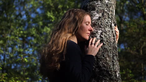 Woman-hugging-tree-feeling-harmony-with-nature-and-inner-peace