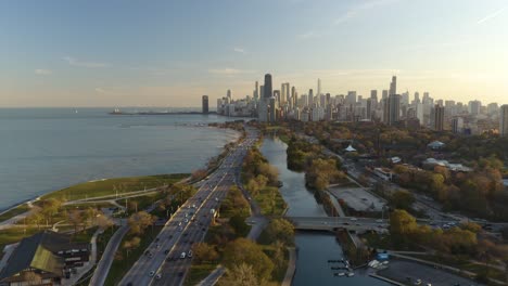 Autos,-Die-Während-Des-Herbstsonnenuntergangs-Am-Seeufer-Fahren,-Fahren-In-Chicago