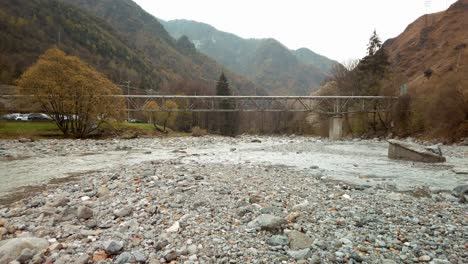 Landschaft-Des-Serio-Flusses,-Der-Entlang-Des-Seriana-Tals-Fließt,-Bewölkter-Tag,-Bergamo