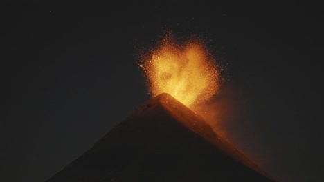 Fuego-Vulkanausbruch-Im-Dunkeln-Während-Acatenango-Wanderung-In-Guatemala