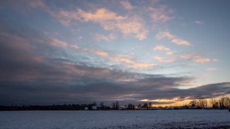 Zeitraffervideo-Von-Sich-Schnell-Bewegenden-Wolken-Bei-Sonnenuntergang-In-Südnorwegen