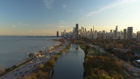 Schöne-Einstellungsaufnahme---Drohne,-Die-Während-Des-Herbstsonnenuntergangs-In-Richtung-Chicago-Fliegt