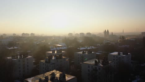 Luftbild-Einer-Europäischen-Stadt-Mit-Dichtem-Smog-Und-Luftverschmutzung,-Die-Ein-Gesundheitsrisiko-Darstellt