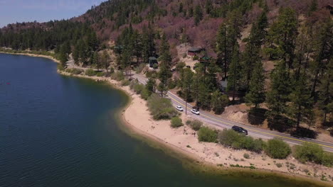 Cars-driving-on-the-winding-road-on-the-edge-of-the-Big-Bear-Lake,-California