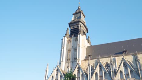Antigua-Iglesia-Católica-Romana-Medieval-De-Nuestra-Bendita-Señora-De-Sablon-En-Bruselas,-Bélgica-Con-La-Luz-Del-Sol-Brillando-Sobre-Ella-En-Un-Día-Cálido-Y-Soleado