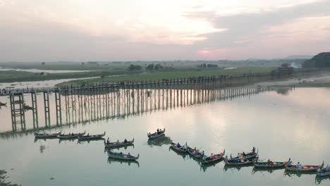 Sonnenuntergangslandschaft-An-Der-U-Bein-Brücke-Mit-Traditionellen-Fischerbooten-Im-Fluss