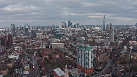 Drohnenschuss-In-Richtung-Londoner-Wolkenkratzersplitter-über-North-Lambeth-Southwark