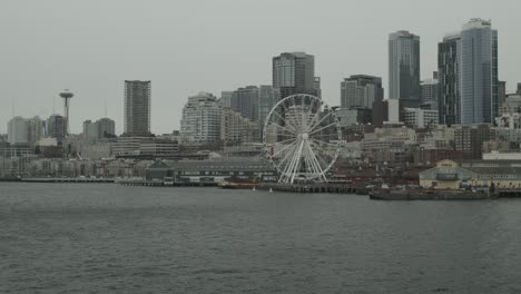 Eine-Zeitlupenaufnahme-Der-Skyline-Von-Seattle-Und-Des-Riesenrads