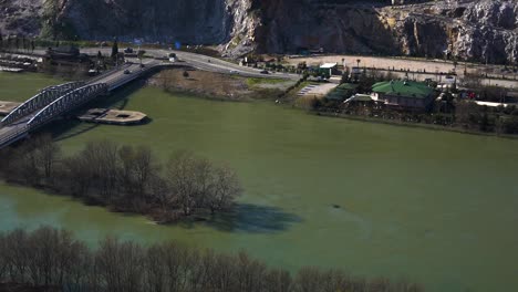 Schlammiges-Wasser-Des-Buna-flusses-Und-Der-Brücke-Nach-überschwemmungsregen-In-Shkoder,-Albanien