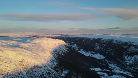 Sonnenaufgang-über-Einem-Wunderschönen-Tal-In-Südnorwegen