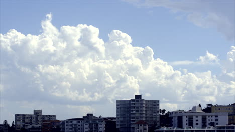 Zeitraffer:-Weiße-Wolken-Ziehen-über-Den-Himmel-über-Bondi,-Australien