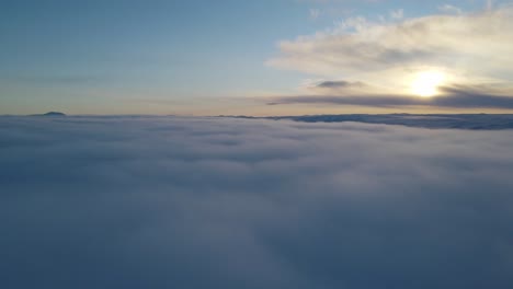 Statische-Drohnenaufnahmen-über-Den-Wolken