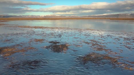 Riesiger-Zugefrorener-Teich-In-Island-An-Einem-Wintertag---Weitwinkelschwenk