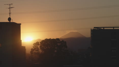 Luz-Solar-Vibrante-Sobre-El-Monte-Fuji-Durante-La-Puesta-De-Sol-En-Tokio,-Japón