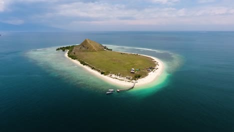 Imágenes-Aéreas-De-La-Isla-Paradisíaca-Tropical-Aislada-En-La-Clara-Y-Prístina-Agua-Del-Océano-Isla-Kenawa-Ubicada-En-El-Estrecho-De-Alas,-Entre-Las-Islas-De-Lombok-Y-Sumbawa