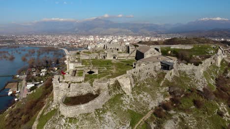 Festungssteinmauern,-Die-Alte-Gebäude-Innerhalb-Der-Burg-Rozafa-In-Albanien-Umgeben
