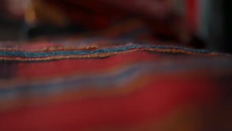 Traditionelle-Handgewebte-Guatemaltekische-Textilien,-Hergestellt-Und-Verkauft-Von-Lokalen-Mayas-Auf-Märkten-In-Antigua,-Guatemala---Rack-Focus