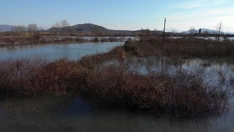 Überschwemmte-Landwirtschaftliche-Flächen,-Die-Nach-Regentagen-In-Albanien-Mit-Wasser-Bedeckt-Waren
