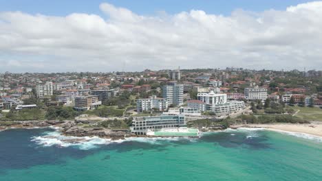 Scenic-View-Of-Bondi-City-With-Bondi-Beach-And-Blue-Sea-In-Summer---Bondi,-Sydney,-NSW,-Australia