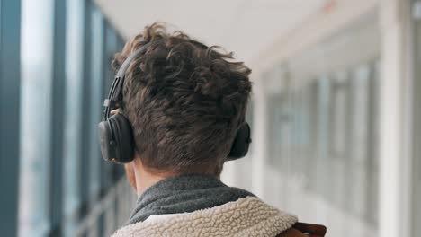 Close-up-view-of-the-back-of-a-man's-head-in-headphones