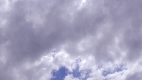 Lapso-De-Tiempo:-Espesas-Nubes-Blancas-Y-Grises-Moviéndose-Por-El-Cielo
