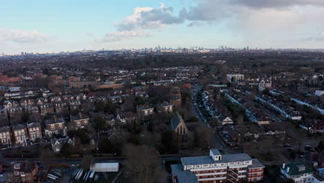 Slider-Drohne-über-West-London-Mit-Blick-Auf-Das-Stadtzentrum-Geschossen