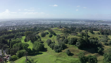 Sitio-De-Entierro-De-Sir-John-Obelisk-Memorial-Park-Y-Maungakiekie-En-Cornwall-Park-En-Epsom-Cerca-De-Auckland,-Nueva-Zelanda