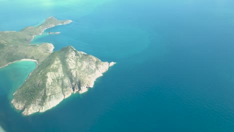 Ein-Azurblauer-Ozean,-Der-Von-Einem-Flugzeug-Aus-Neben-Den-Whitsunday-Islands-Gesehen-Wird