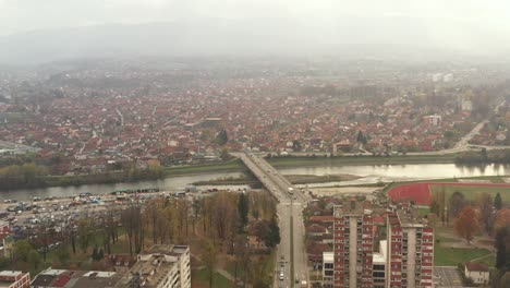 Kraljevo-Stadtbild-Mit-Einer-Brücke-über-Den-Fluss-Ibar-An-Einem-Bewölkten-Nebligen-Tag