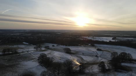 Sonnenaufgang-über-Gefrorenen-Feldern-Im-Winter-England-Luftpfanne