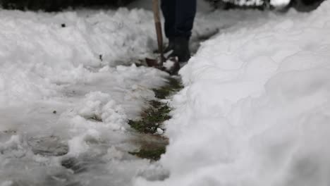 Person-Schiebt-Tief-Vereisten-Schnee-Auf-Der-Straße-Im-Winter-In-Amerika