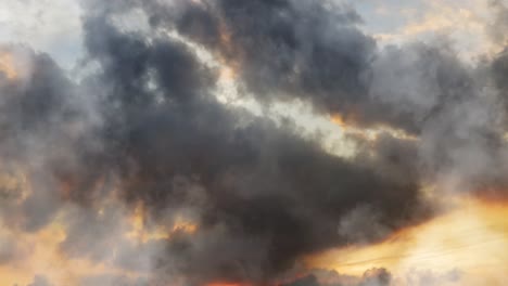 Sicht-Näher-An-Dunkle-Cumulonimbus-Wolken-Bei-Sonnenuntergang-Oder-Sonnenaufgang