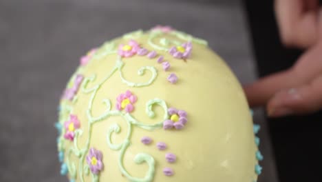 Beautiful-decoration-of-a-white-chocolate-easter-egg-with-a-pastry-bag-and-royal-icing